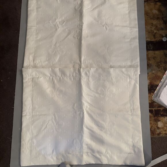 Set Of 2 Noble Excellence White Pillow Shams With Flour De Lis Pattern 26x20 - Picture 2 of 7